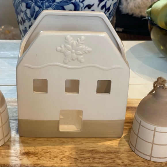 NWT Ceramic White House & 2 bells - Picture 2 of 14